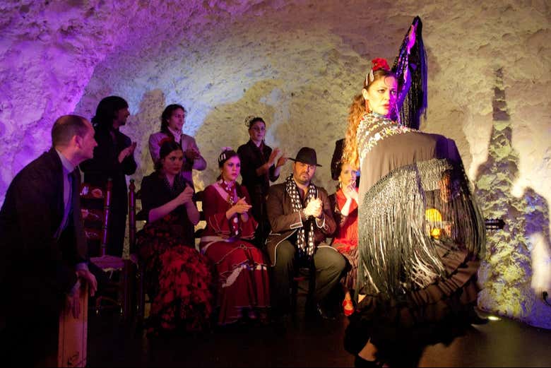 Bailaora sobre o tablao do El Templo del Flamenco