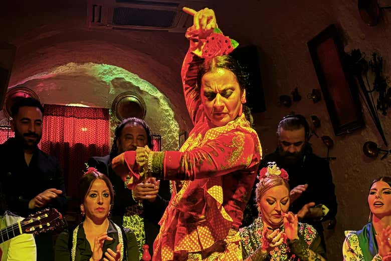 A dançarina de flamenco com o resto do elenco ao fundo