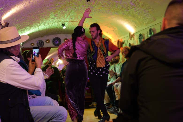 Desfrutando de um show de flamenco em uma caverna de Granada
