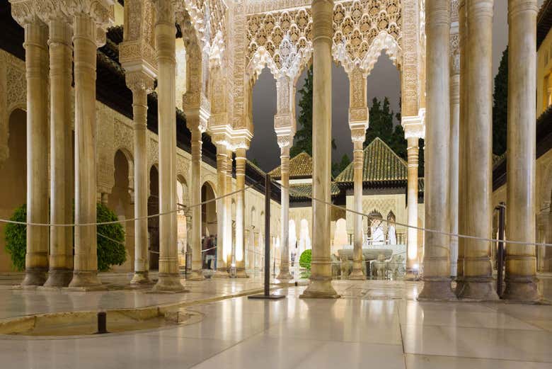 Pátio dos Leões da Alhambra à noite