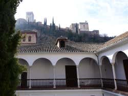 Vista da Alhambra de dentro do Museu Arqueológico