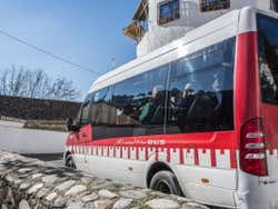 Micro-ônibus pelo bairro do Sacramonte