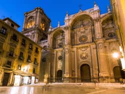 Catedral de Granada ao anoitecer
